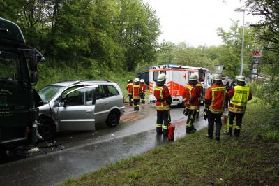 Sternenfels: PKW-Lenker kommt nach links von Fahrbahn ab und kollidiert mit LKW - PKW Lenker Schwerstverletzt